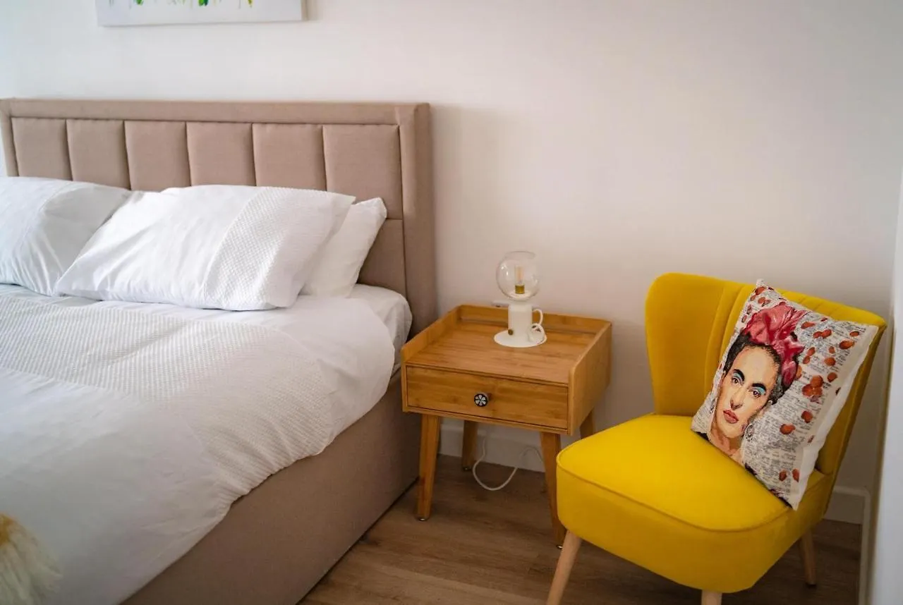 Dom wakacyjny The Red House Modern Stylish Home From Home Walking Distance To Cardiff Bay And City Centre With Parking Wielka Brytania