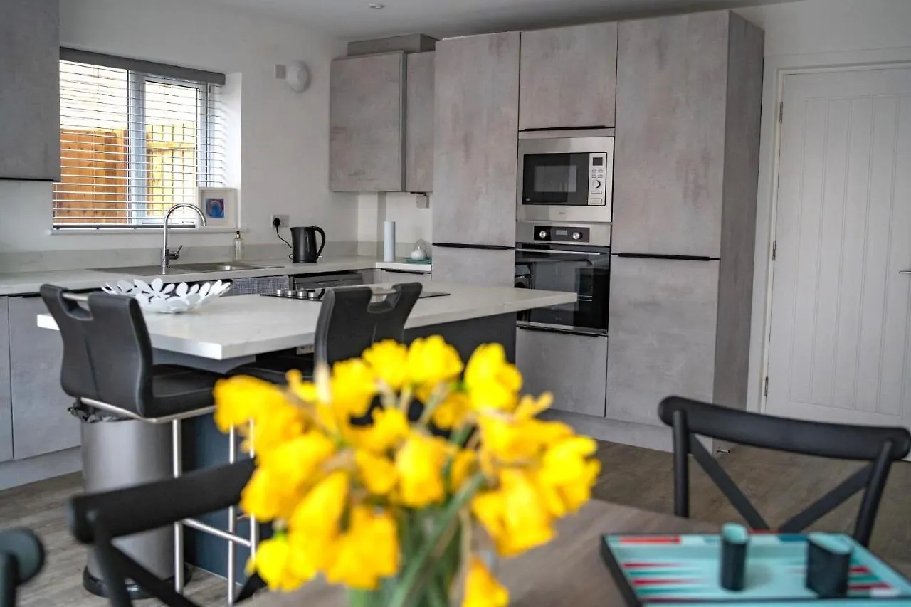 The Red House Modern Stylish Home From Home Walking Distance To Cardiff Bay And City Centre With Parking 0*,